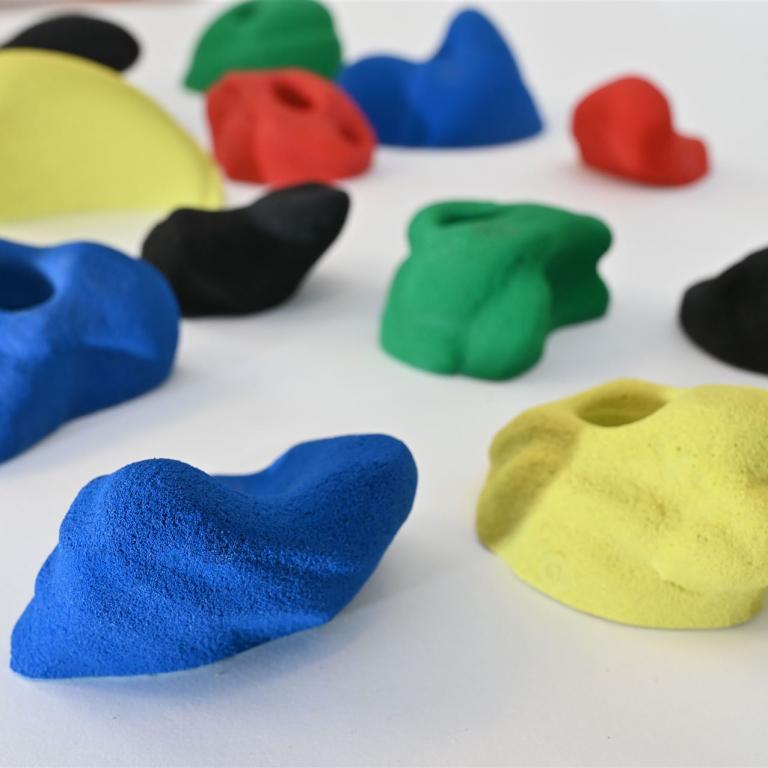 Klettergriffe für jedermann in verschiedenen Schwierigkeiten und Farben.