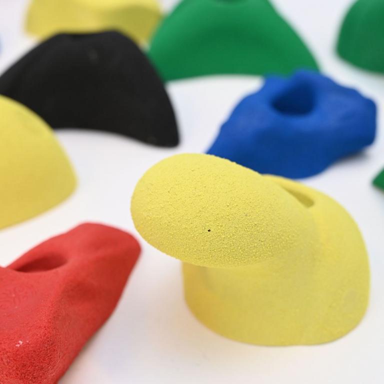Klettergriffe in verschiedenen Farben und Formen. Verschiedene Erfahrungsstufen.