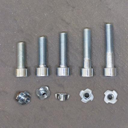  Befestigungsset speziell für Holzpaneelen. Schrauben werden an Klettergriffe angepasst.