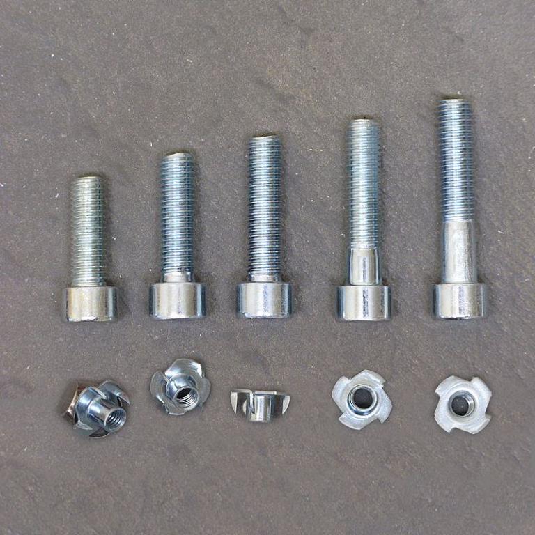  Befestigungsset speziell für Holzpaneelen. Schrauben werden an Klettergriffe angepasst.