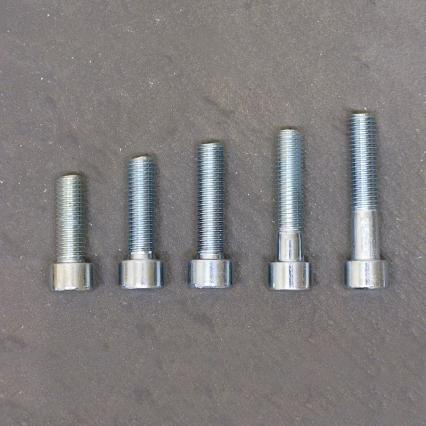 Befestigungssets für Betonwand oder Holzpaneele. Die Sets mit Griffen abgestimmt.