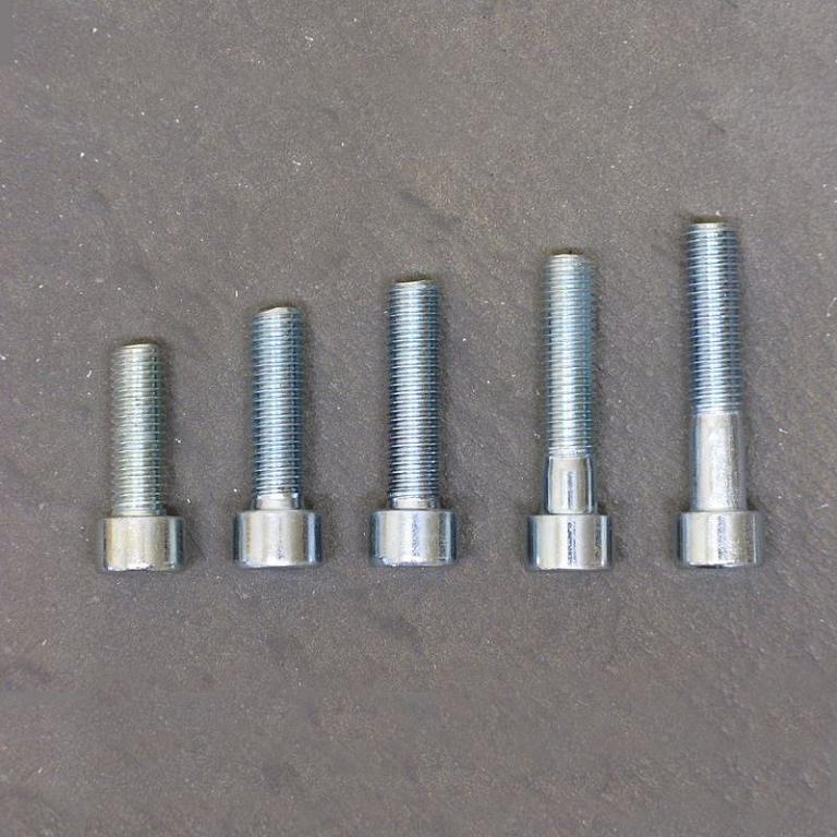 Befestigungssets für Betonwand oder Holzpaneele. Die Sets mit Griffen abgestimmt.