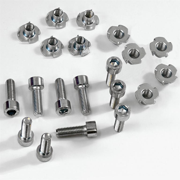 Befestigungsset für Klettergriffe. Für Beton oder Holzoberflächen. 