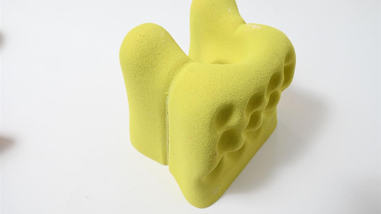 Die besondere Oberfläche der Therapieklettergriffe stimuliert das Fingergefühl.