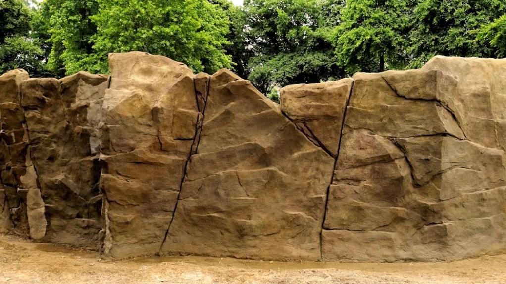 Kunstfelsenmauer für Ihre Parkanlage. Verschmilzt mit der Umgebung.