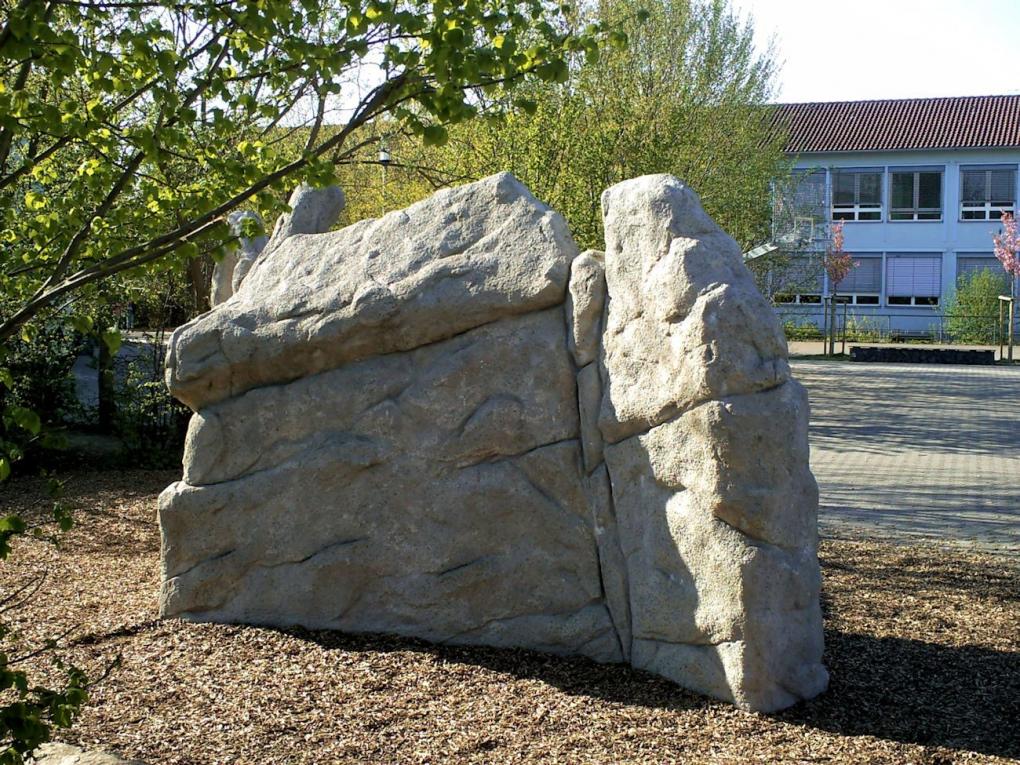 Kletterfelsen für Ihre Schule nach Ihren Wünschen. Auch mit Schulklettergriffen.