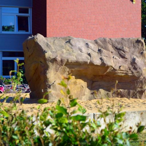 Kunstfelsen auf dem Schulhof. Schwierigkeit individuell. Fördert Motorik und Teamwork.