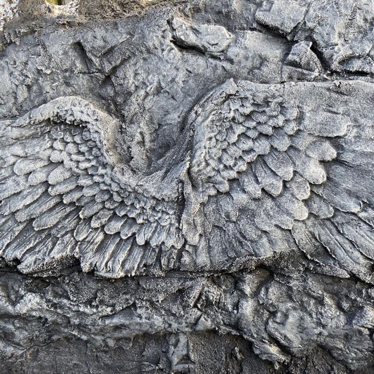 Wandabdeckung aus Kunstfelsen in verschiedenen Formen und Farben.