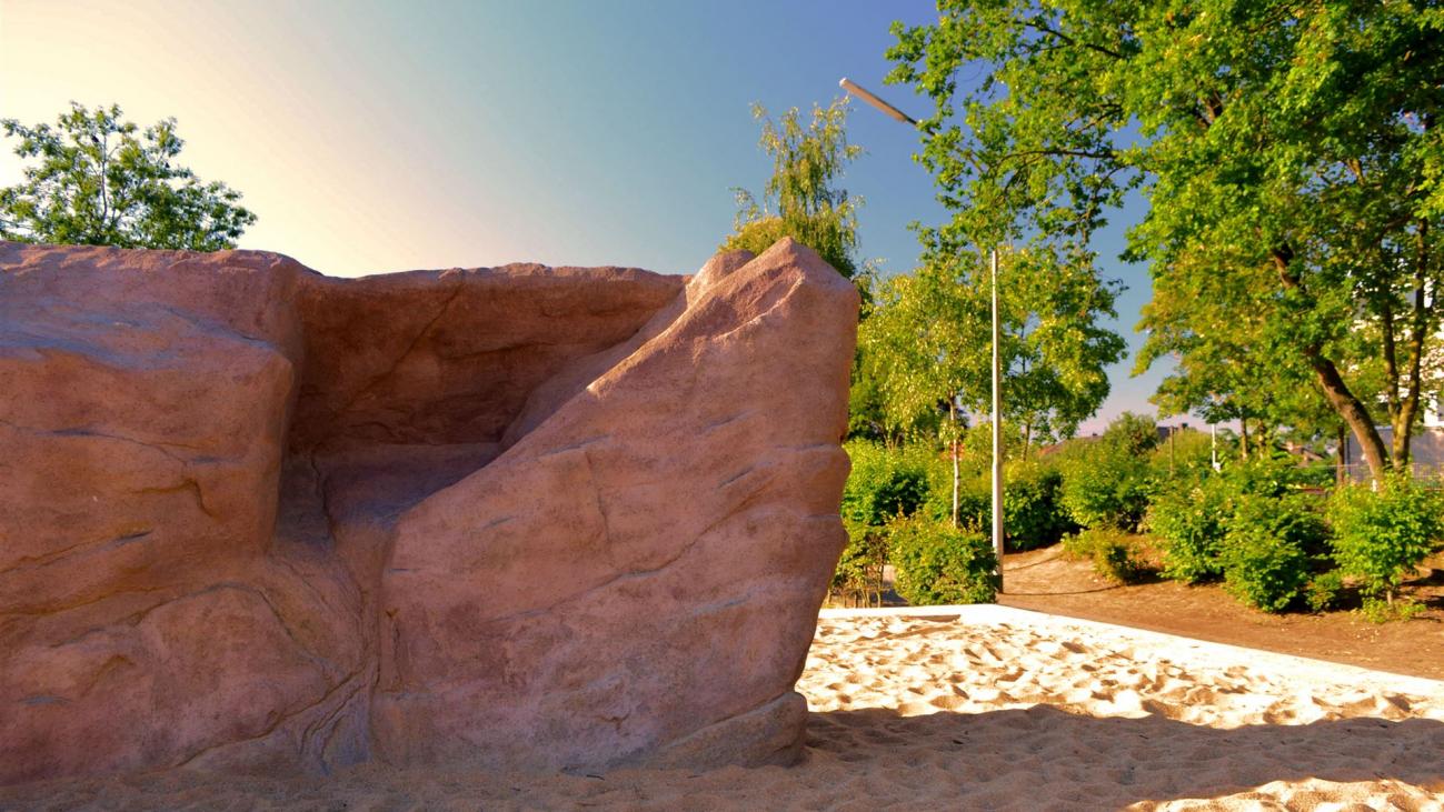 Kunstfelsen für private Gärten als Dekoration. Verschiedene Farben.