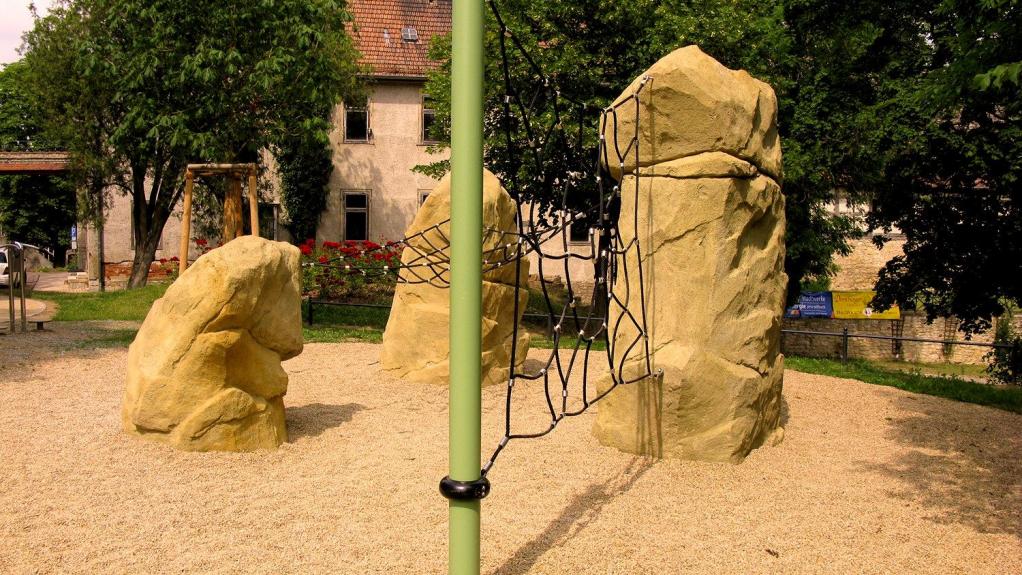 Kunstfelsen als Spielgerät. Kletterfelsen mit anderen Elementen kombinierbar.