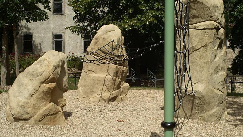 Kunstfelsen für Ihren Spielplatz. Kombinierbar mit anderen Spielgeräten.