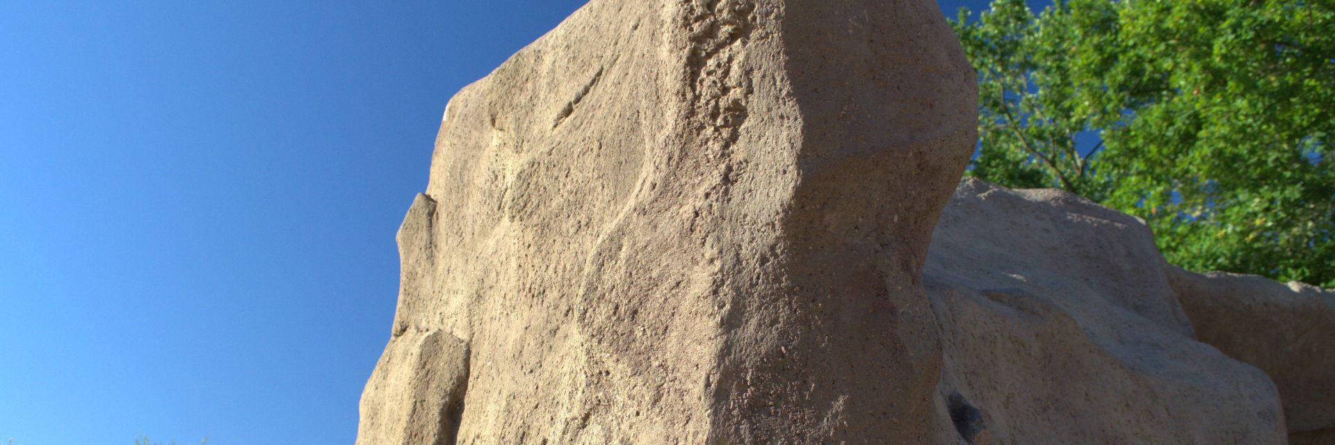 Kunstfelsen nach Ihren Wünschen,. Form und Farbe frei bestimmbar. Auch als Kletterfelsen.